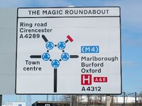 1440px-Magic_Roundabout_Schild_db.jpg